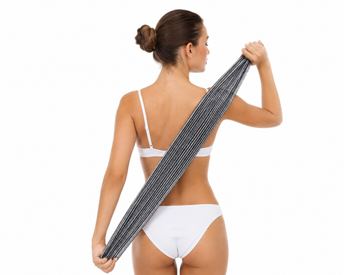 Person haelt den Omalu Peeling Scratcher diagonal ueber den Ruecken